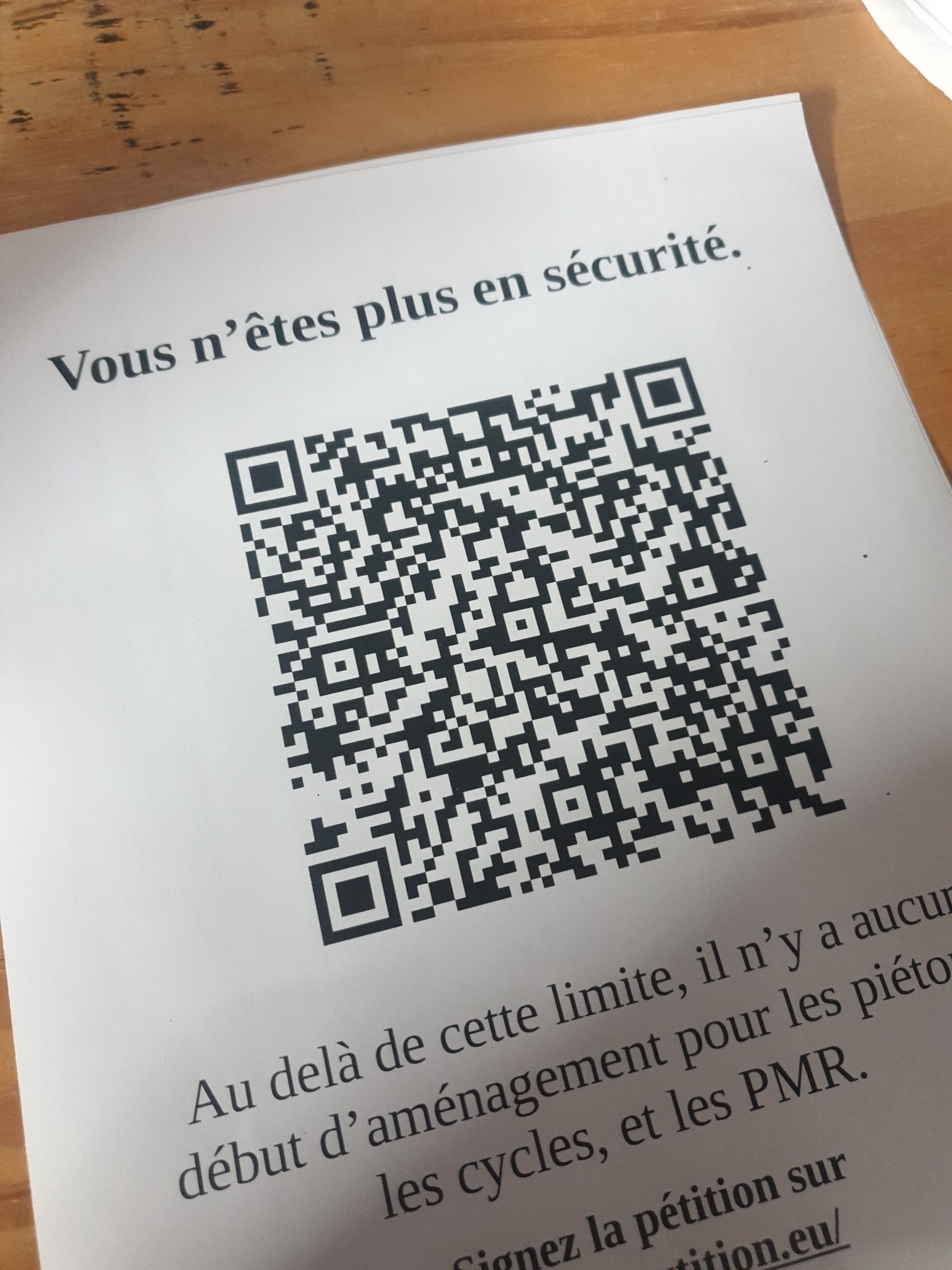 Une affiche pour une pétition pour demander un aménagement routier, qui titre en gros « Vous n'êtes plus en sécurité. ».